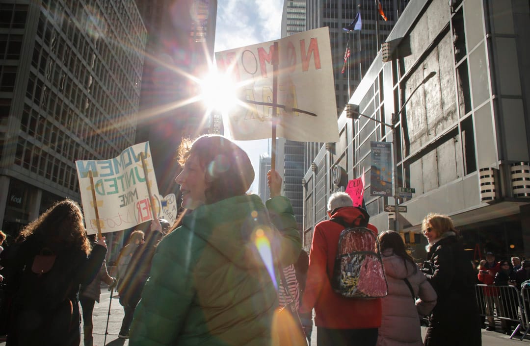 纽约市，曼哈顿第六大道人头涌涌，挤满了参与2018年度女性大游行的人，他们都举著支持女权运动、平权运动等的标语。