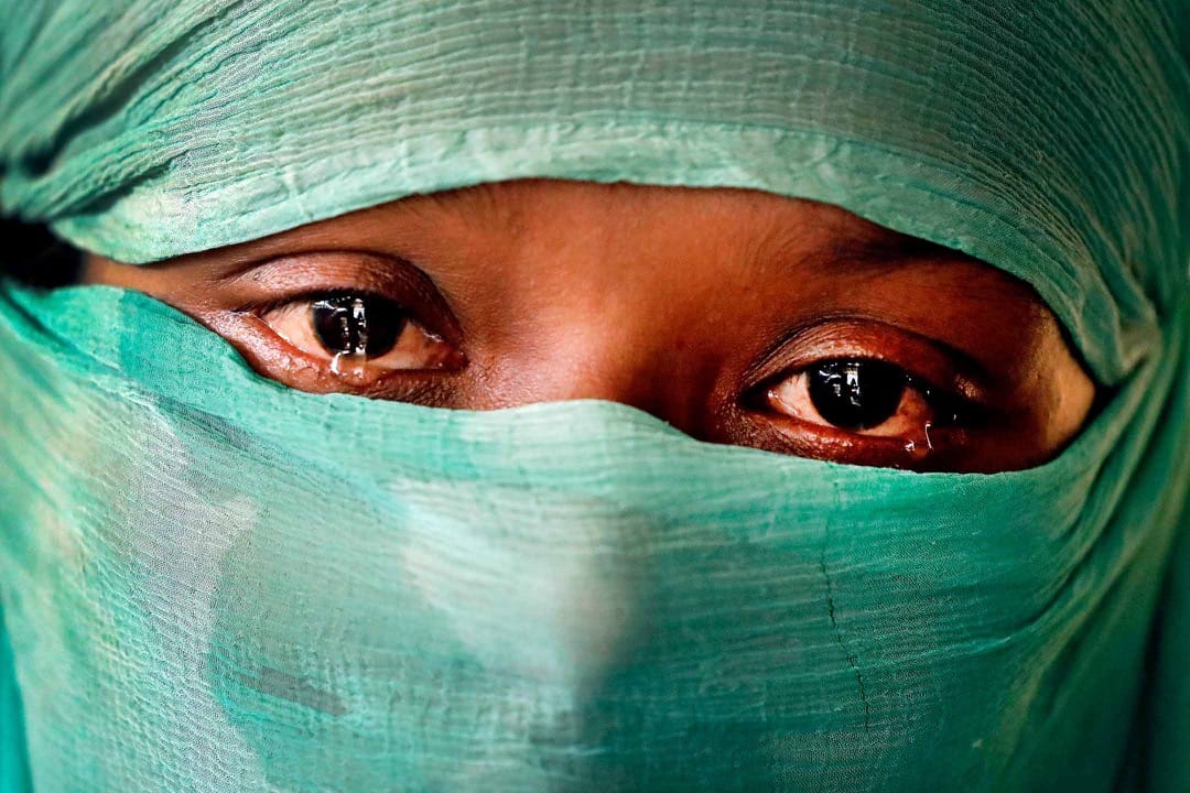 六月清晨，F与丈夫还沉睡在被麦田围绕的家里，毫无戒备之中，七名士兵冲进他们的卧室。就在几天前，士兵杀害了她的父母，而她的哥哥也已失踪。她说，她知道，这次轮到她了。士兵们将F的丈夫杀害，扯下她身上的首饰，撕破她的衣服并将她摔在地上，开始了对她的轮奸。暴行结束，他们又将赤裸的她拖至门外，放火烧了竹屋。她望著倒在火海之中新婚仅一月的丈夫，脑中一片空白。苦难并未结束，两个月后，她发现自己怀孕了。