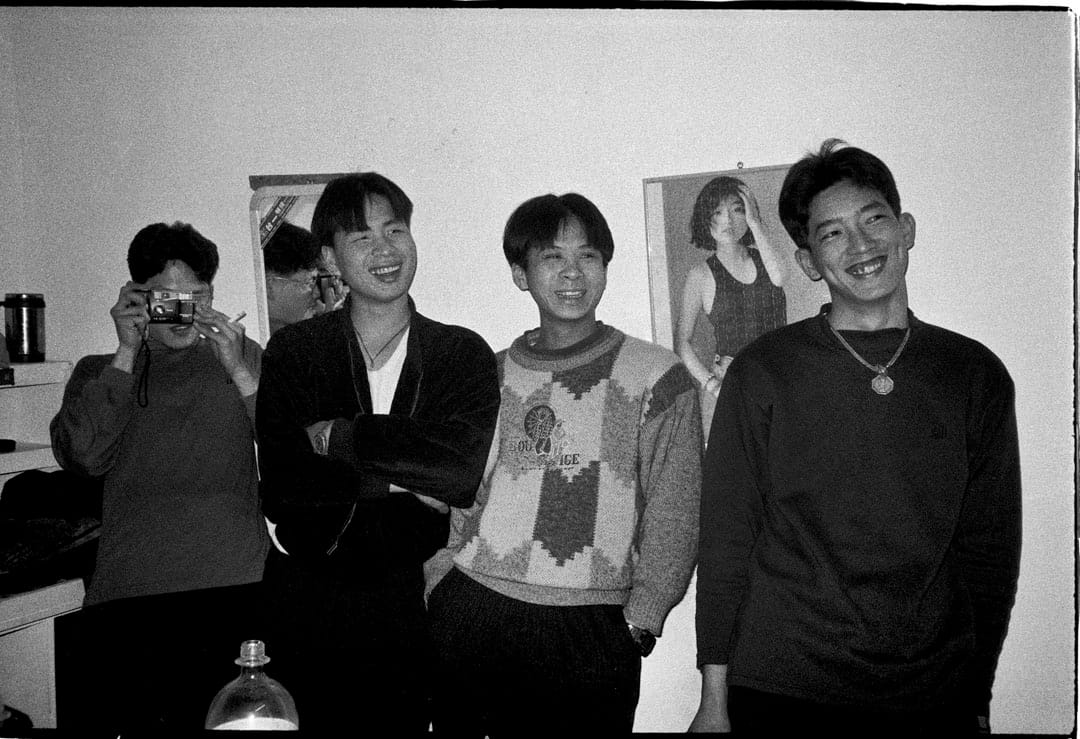 帮大家拍张照吧！美女在这里，看这边啦！三位大哥？