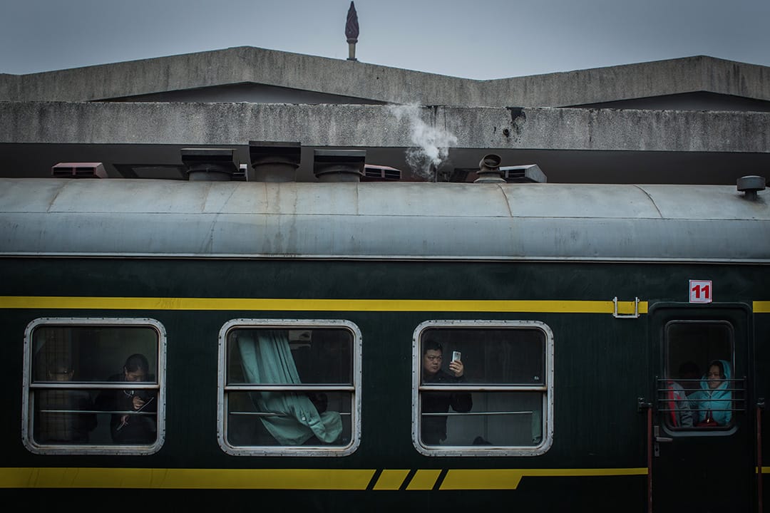 一架火車中途停靠在月台。