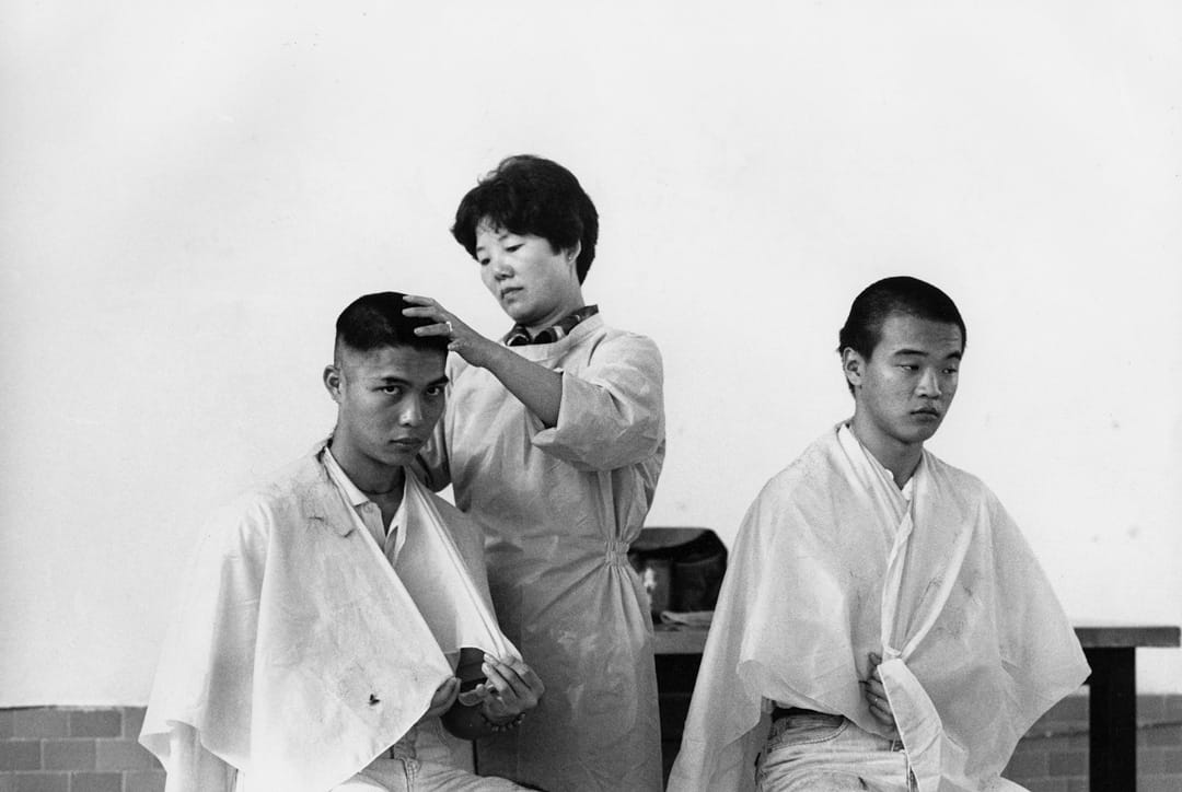 入营报到的新兵，面对的第一件事：剃光头。