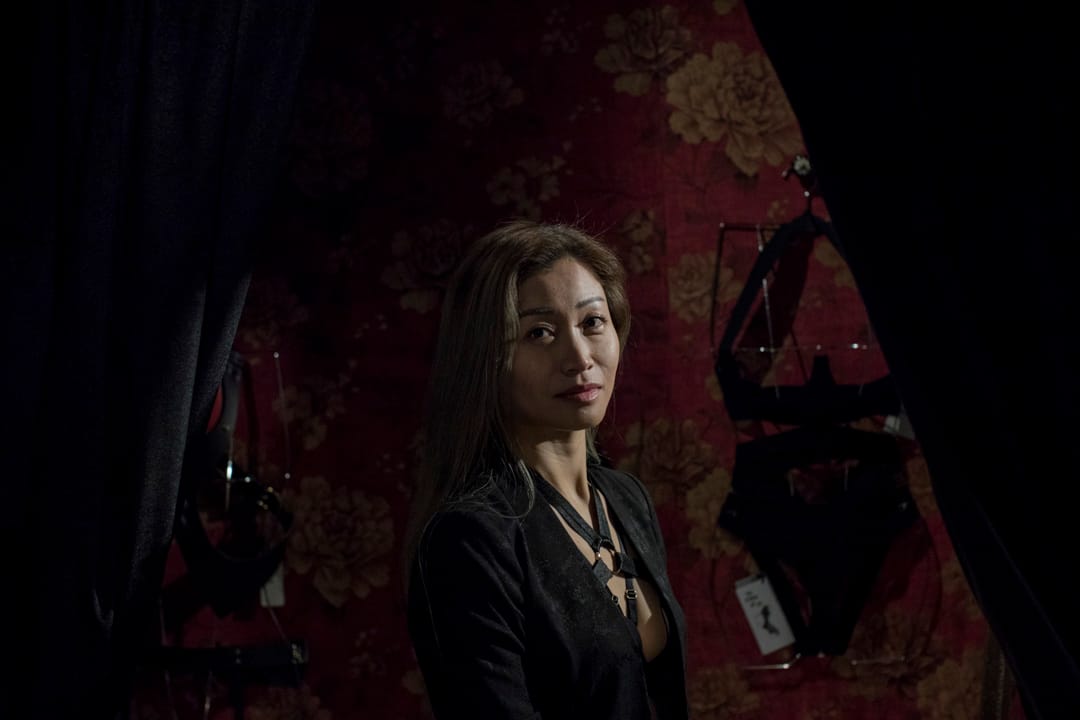 Candy在冬日裡也只穿著一件薄薄的黑色油亮皮褸，裡面襯了一件黑色綁帶胸圍，露出平坦修長的腰線，一點也不像生育兩個小孩的母親。