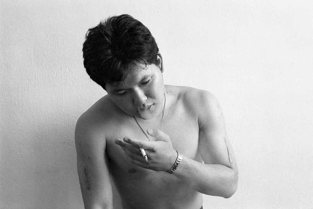 帮中士熊正磷拍照时，他坚持要把上衣脱掉，露出青春的肉体和厚实的胸膛，并且点了烟，在镜头前摆出酷酷的模样！