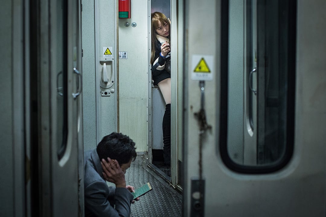 無座的乘客坐乾脆睡在洗臉間裡。