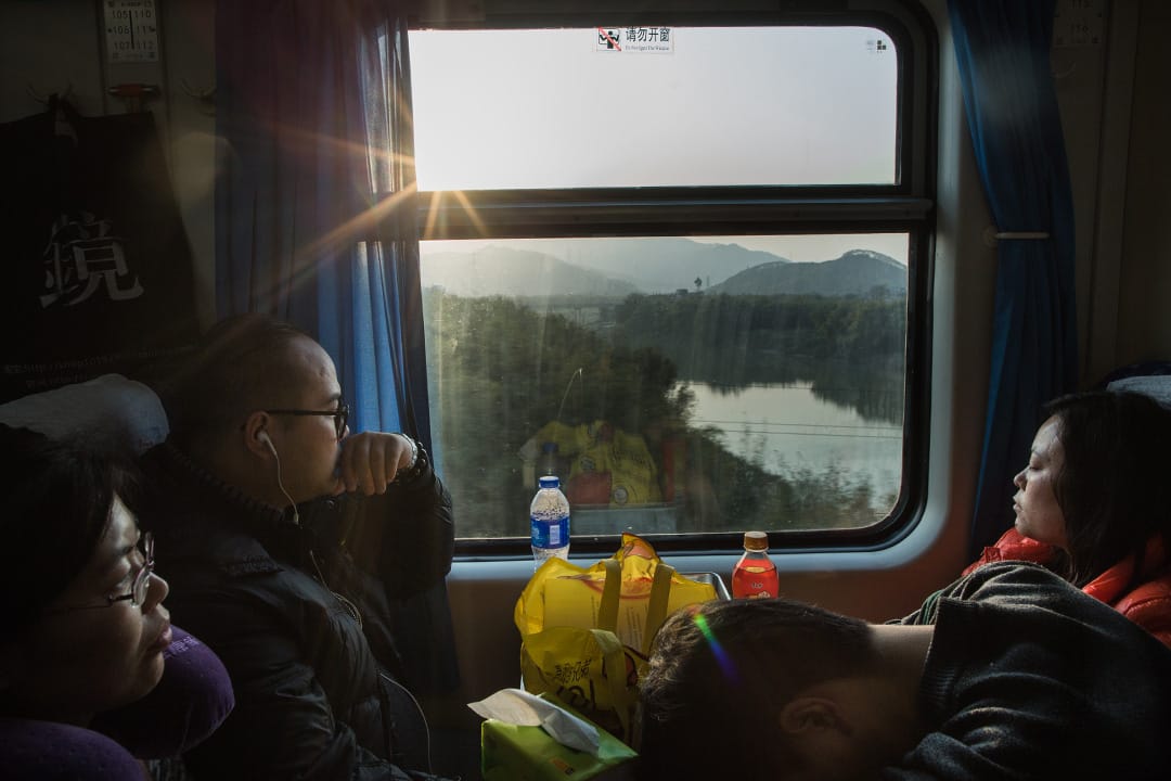 黃昏時分,列車經過無人的田野。