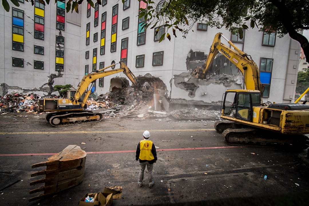 因地震而受損的統帥大飯店開始進行大規模拆除作業。屹立於美崙溪畔的統帥大飯店，是花蓮知名地標，開業於1977年，至今已有41年歷史。