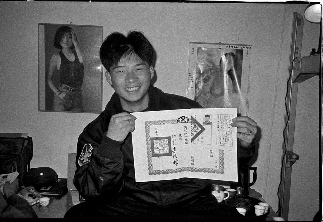 他是陈雅堂，拿著退伍令与陆军奖状一副爽的模样。没错，退伍了就是爽！