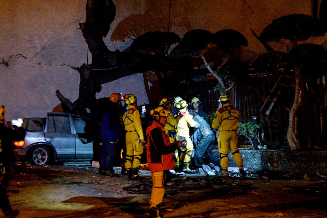 凌晨四時三十分，搜救人員在統帥大飯店內找到生還者陳明輝。