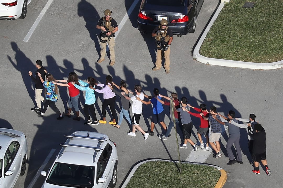 案发后，警方分批自校园疏散人群，同时留意会否尚有其他疑凶混入人群当中。