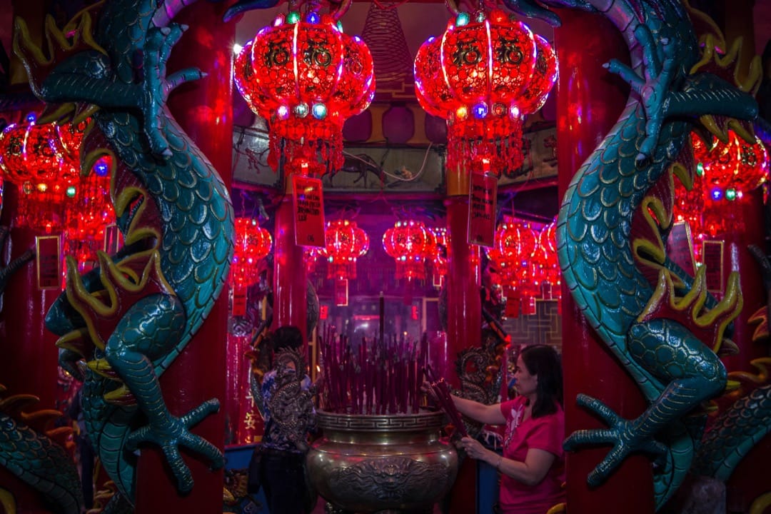 2018年2月15日,印尼雅加达,当地华籍民籍于深夜到 Amurva Bhumi 寺为来年祈福。