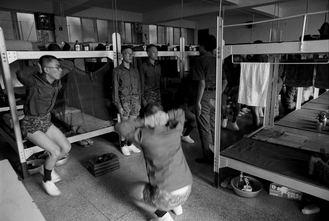 内务检查不合格的入伍新兵，在寝室内被班长罚交互蹲跳。