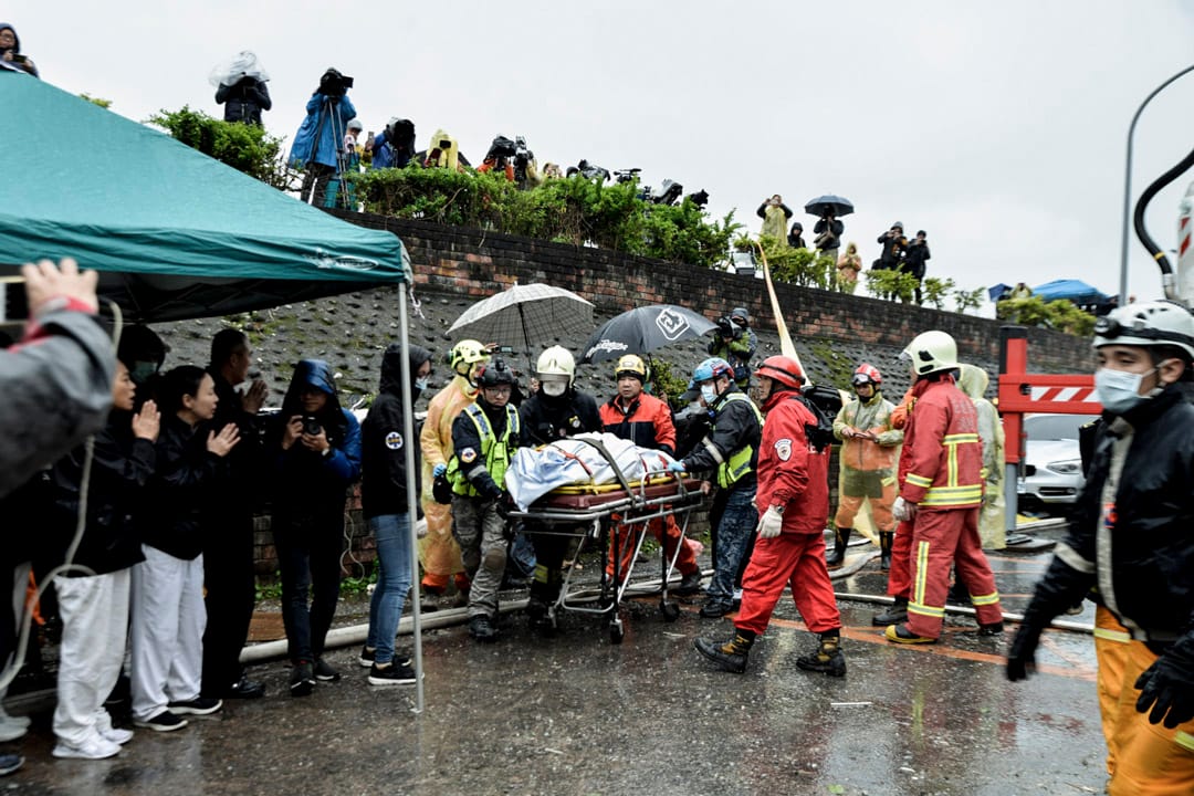 下午三時十五分，雲翠大樓現場，遺體由搜索人員帶離現場。