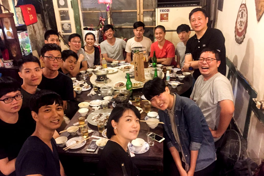 2017年7月,王丹離開台灣前與學生們聚會,太陽花學運領袖林飛帆、陳為廷也在座,王丹與學生們合影留念,而聚會的地點選在阿才的店。