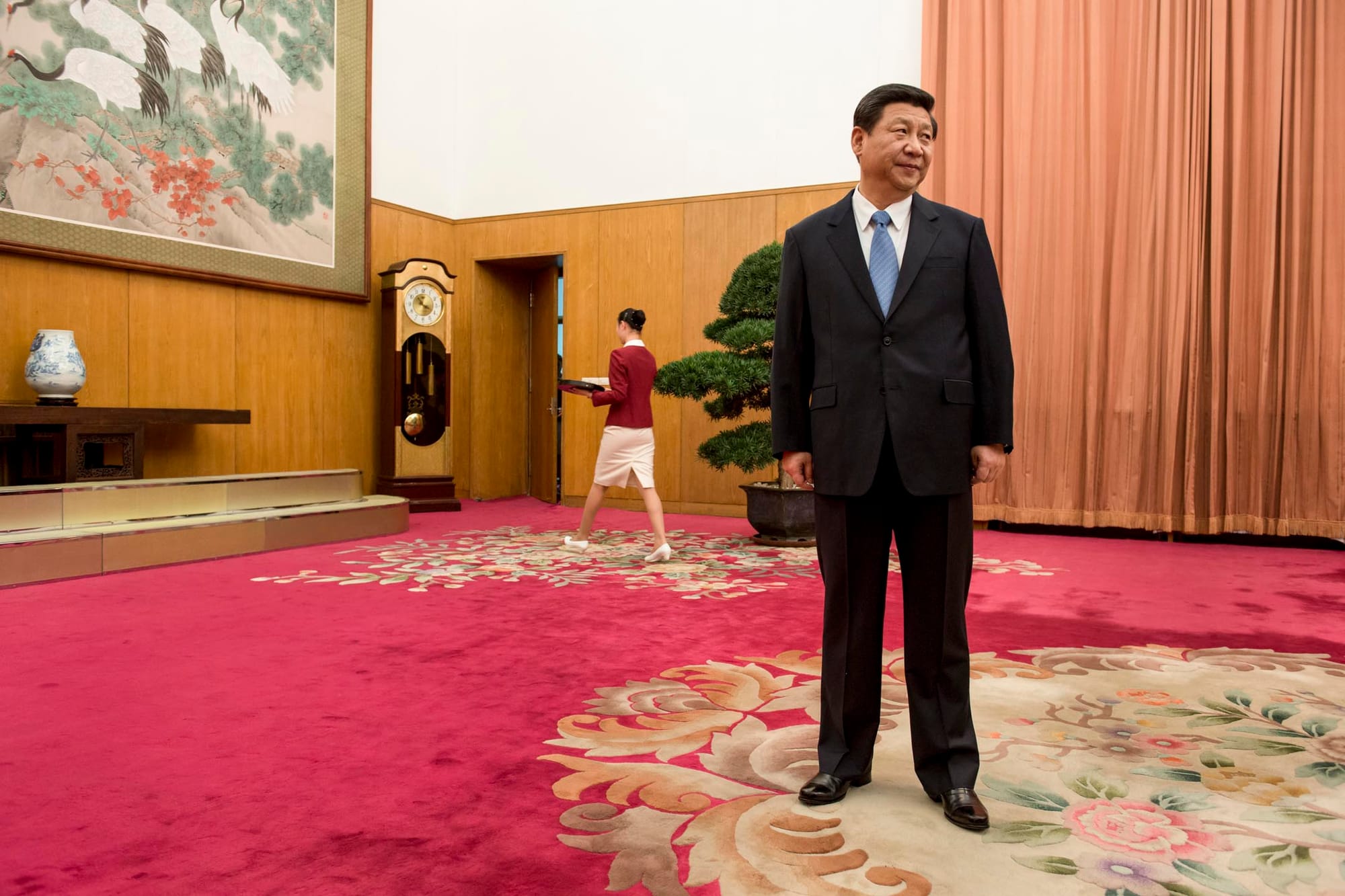 中共中央委員會提議，刪除憲法第七十九條第三款中對國家主席、副主席「連續任職不得超過兩屆」的規定，外間普遍反應是修憲為中國最高領導人習近平繼續執掌黨、政、軍大權鋪路。