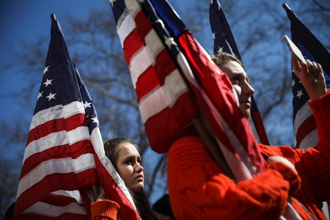 美國紐約，拿著美國國旗的新澤西州學生前來參與「March for Our Lives」全國性槍械管制遊行活動。