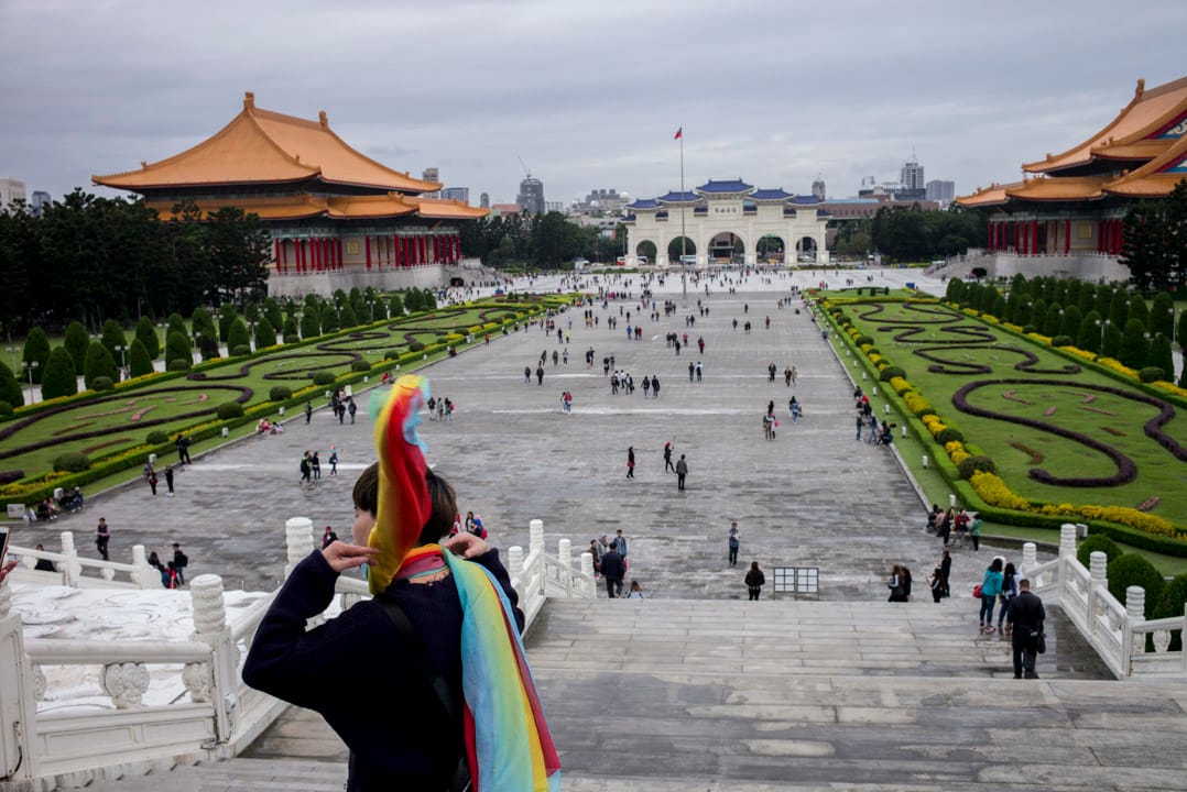 位於中正紀念堂園區內的廣場，因園區正門牌匾的題字「自由廣場」而得名。