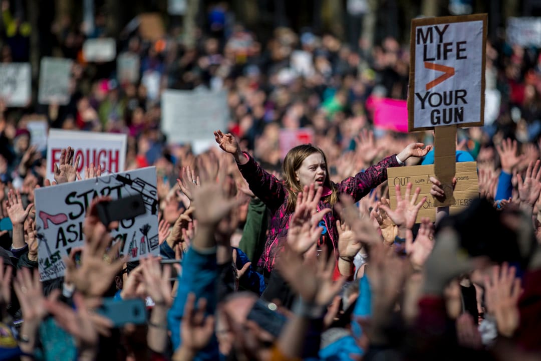 美國華盛頓州城市西雅圖，數以百計示威者響應號召，到西雅圖中心參與「March for Our Lives」全國性槍械管制遊行活動。