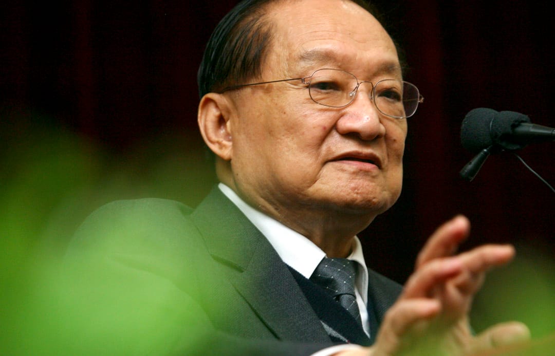 研究金庸者众,自九十年代以来,金庸的学术研究成果愈见丰硕,范围涵盖中国武侠小说传统、历史叙事、宗教医术,精神分析等,慢慢发展出像“红学”、“张学”等自成一派的“金学”研究领域。