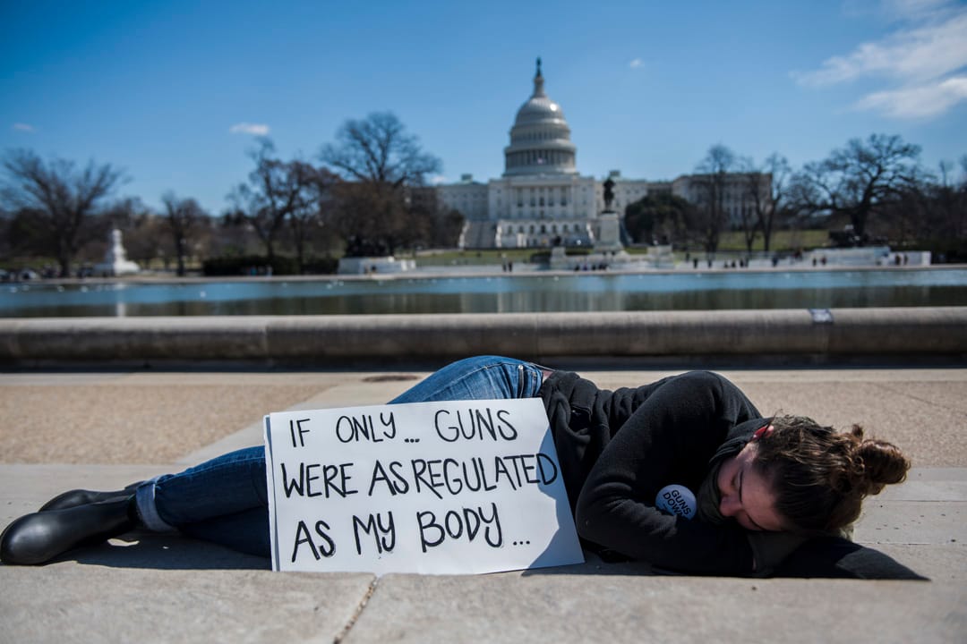 美國首都華盛頓，特意從佛羅里達州駕車到來，19歲的Catherine Monroe於參加集會前在林肯紀念堂的倒影池前休息。