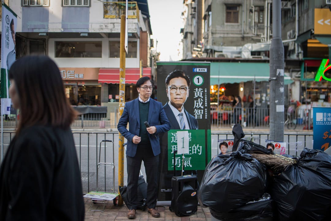 黃成智在大圍港鐵站外拉票。