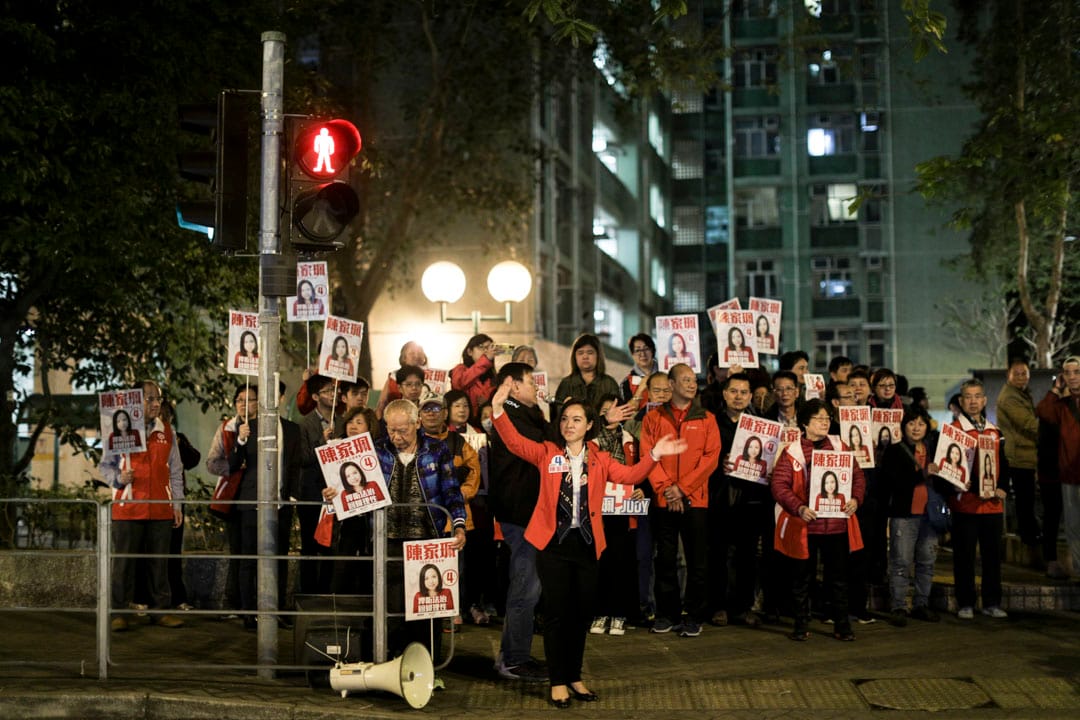 臨近投票結束，陳家珮在小西灣巴士總站見傳媒 。