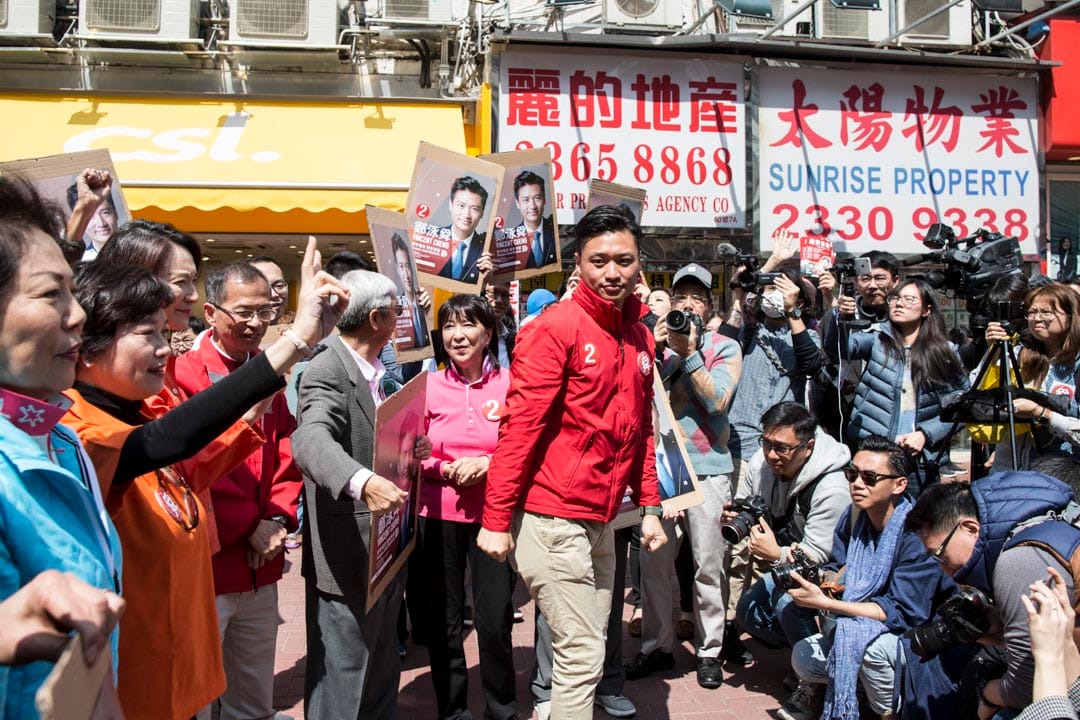 鄭泳舜與多名建制派議員在黃埔港鐵站外拉票。