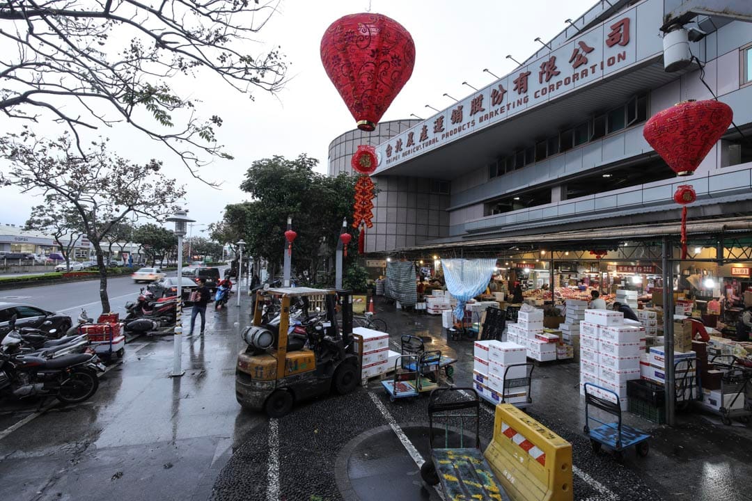 北農自設立之初，便洋溢著濃厚的互助與公益色彩，負責調節供需平衡，有「形成合理農產價格，讓農民與商販間的競爭力量取得平衡」的公共任務。