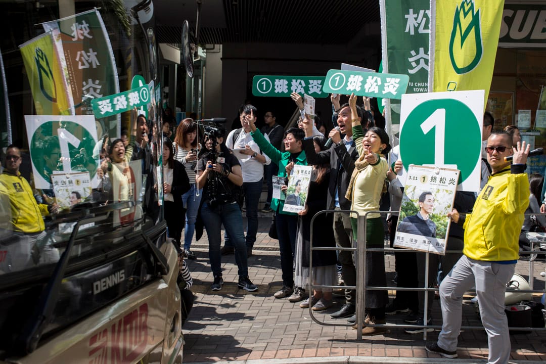 姚松炎與黃碧雲、劉小麗和毛孟靜在石硤尾街市拉票。