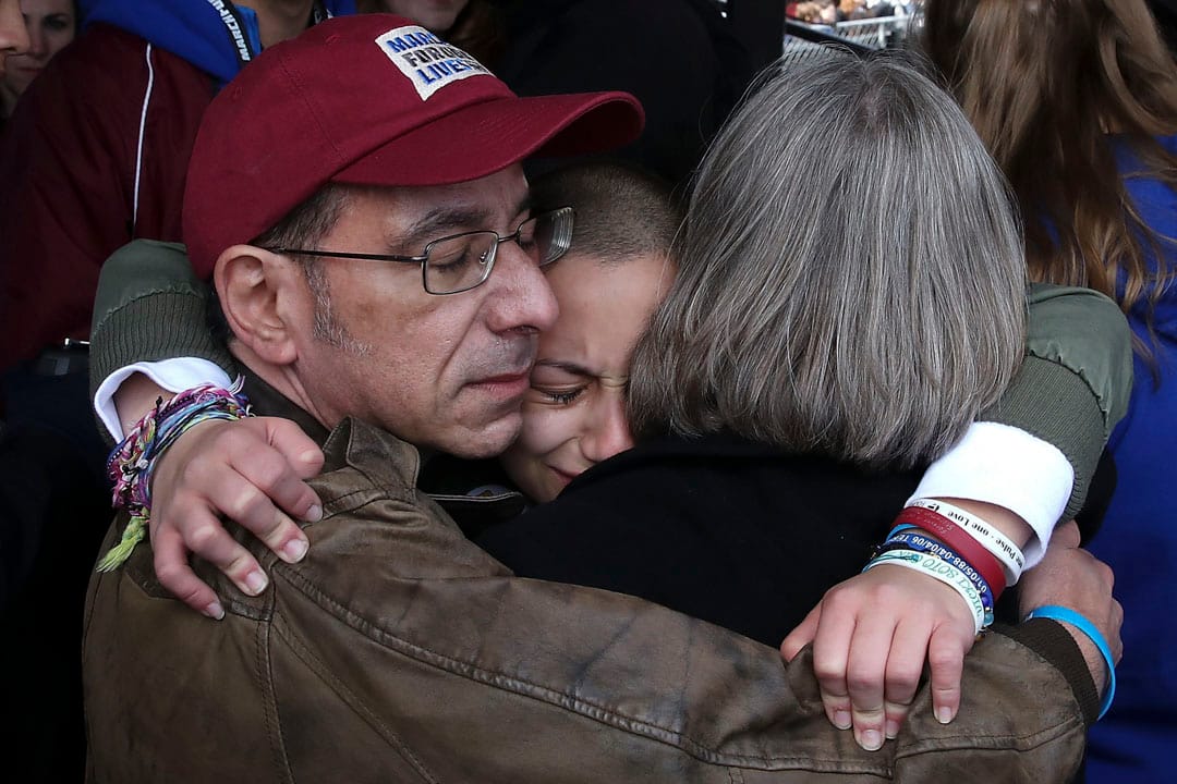 美國首都華盛頓，弗羅里達州帕克蘭校園槍擊案生還學生之一，這次遊行的其中一位發起人Emma Gonzalez在發表講話後，到後台擁抱父母。