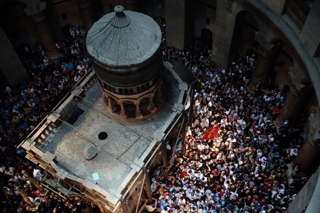2016年4月30日，东正教教徒在圣墓教堂圆形大厅内，围绕着耶稣之墓跳舞祈祷。