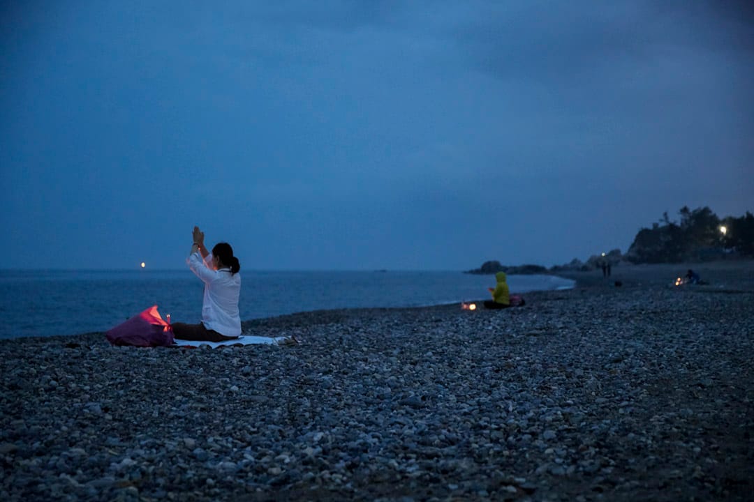韩国庆州市，萨满巫师在新罗第30代君主文武王的海底皇陵滨处燃烛祈祷。