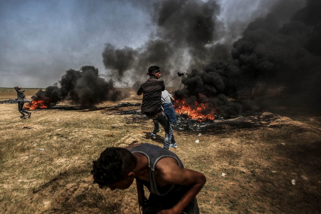 示威者向以军投掷石头。