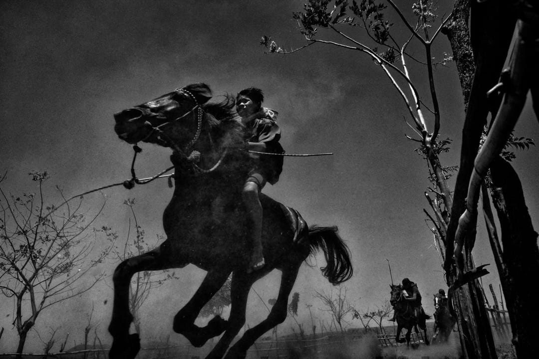 2017年9月17日,印尼松巴哇岛,少年骑师在 Maen Jaran 赛马比赛中竞赛。