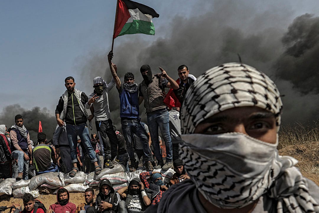 示威者在冲突期间高举巴勒斯坦国旗。