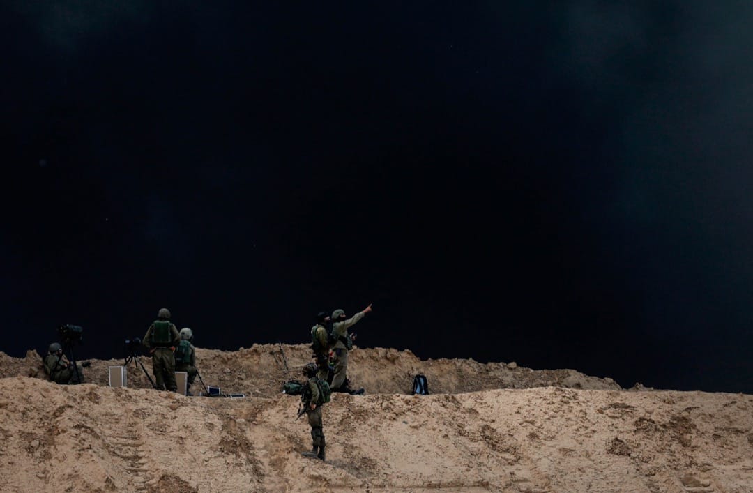 2018年4月6日，以色列边防部队在加沙边境驻守，巴勒斯坦示威者在边境的另一边焚烧轮胎制造一层浓厚的黑色烟幕，