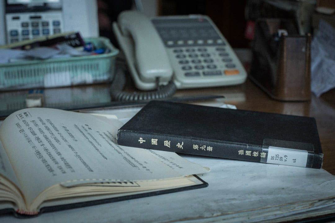 香港第一本中史課本《中國歷史》,六十多年前由「人人」出版——校訂者是國學大師錢穆,作者則是錢穆學生、史學家孫國棟。