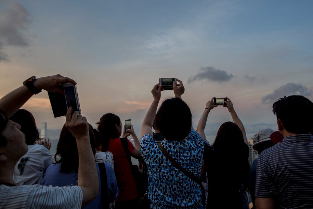 2018年5月1日傍晚，不少内地游客到山顶观看维港黄昏的景色。