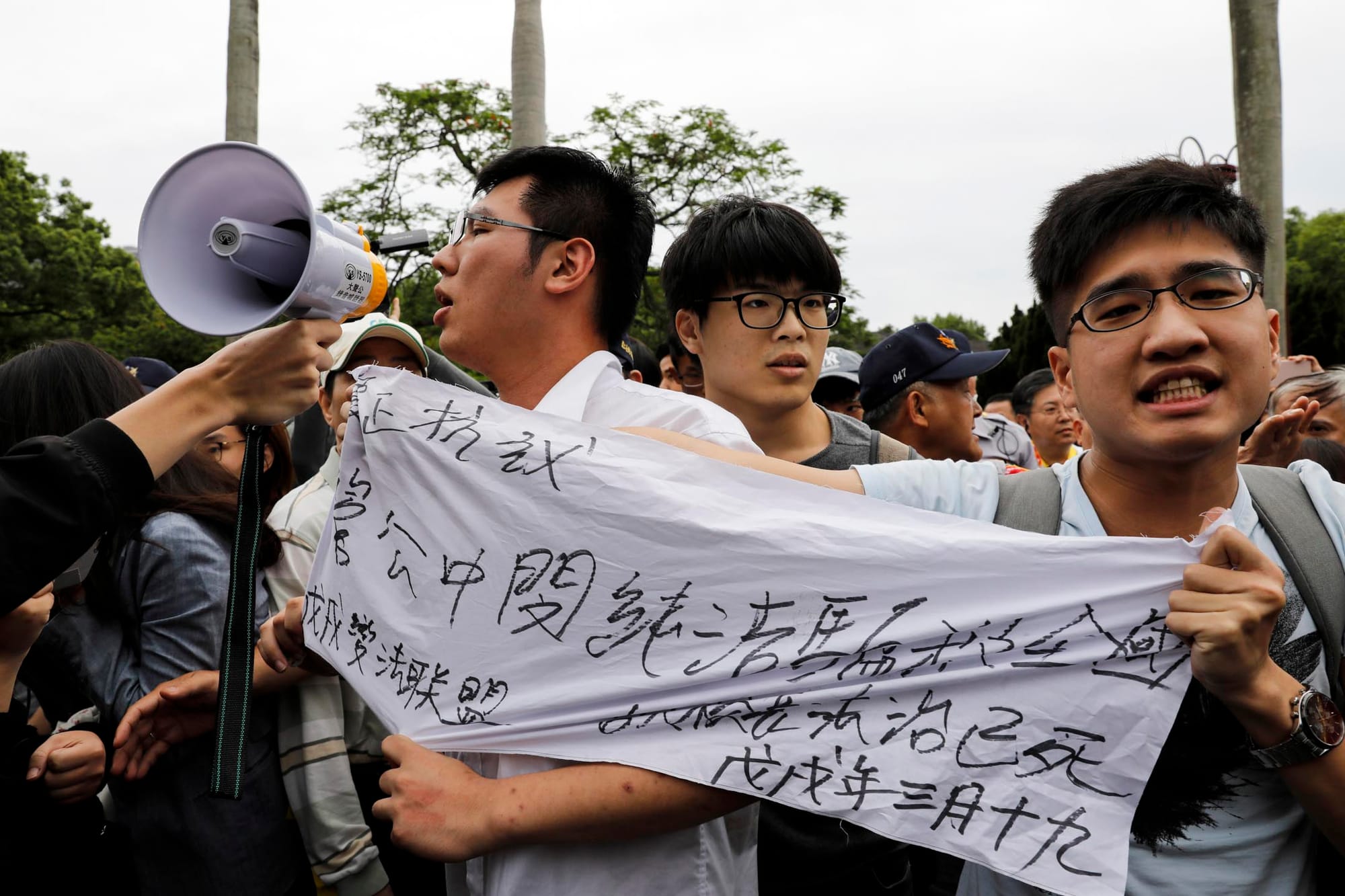 「新五四運動」集會現場有反管學生到場拉白布，與挺管一方爆發拉扯衝突。