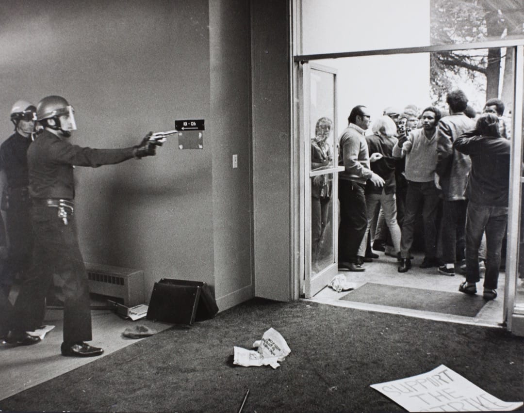 12月3日,美國加州三藩市州立大學,有學生發起反戰示威,警察到場維持秩序,期間有警員拔槍指向學生。