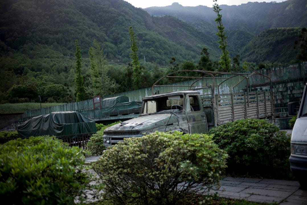 北川地震遺址的一隅，安放著十年前曾用於抗震救災的一輛車。