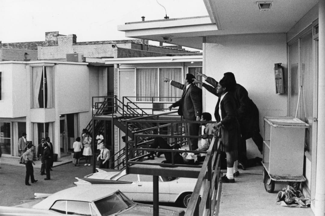 4月4日,美國非裔美國人民權運動領袖馬丁·路德·金在美國田納西州孟菲斯市洛林汽車旅館外遇刺倒地,隨行的同伴紛紛指向槍手的方向。