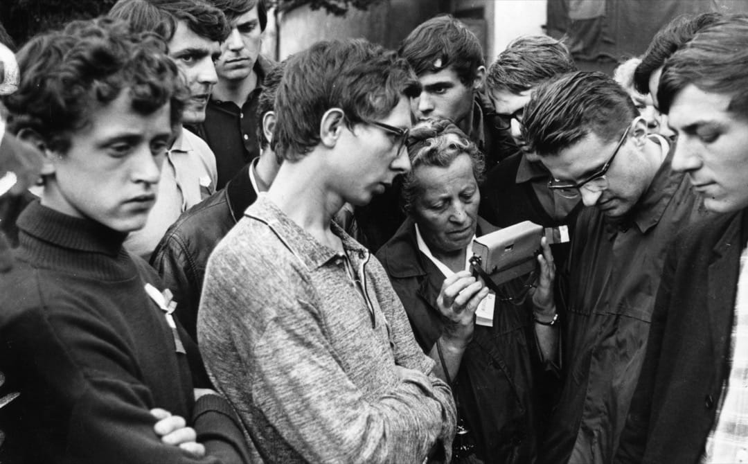 8月26日,一群捷克百姓在收音機裏收聽關於蘇聯入侵布拉格的最新消息。