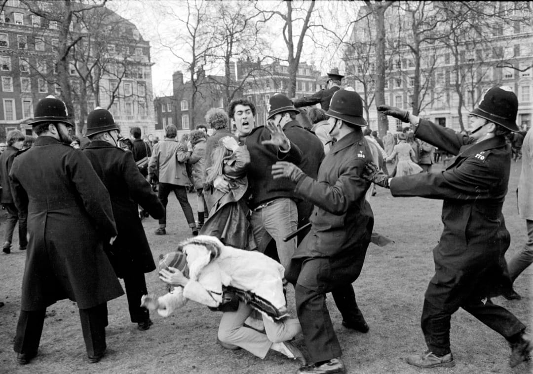 3月17日,英國倫敦,反越戰示威者在美國領事館外的格羅夫納廣場示威,抗議美國參與越戰。示威演變暴力衝突造成91名警員受傷,200名示威者被捕。