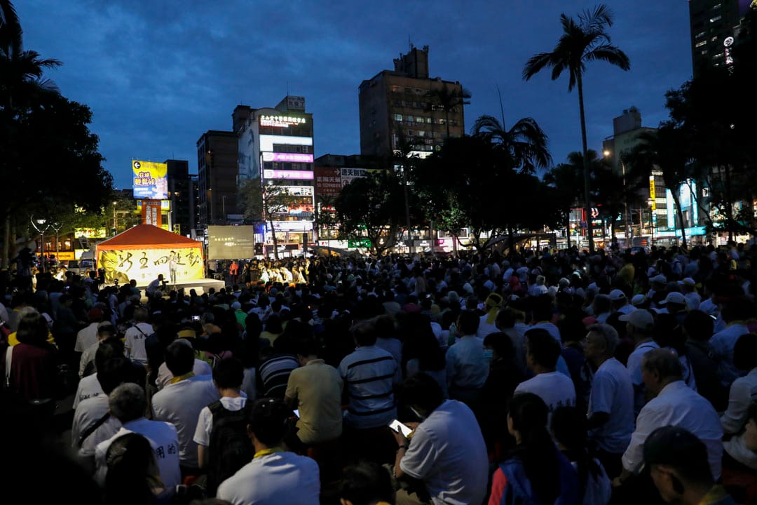 黃昏，台大師生從傅鐘轉移陣地，至校門口舉辦「愛台大 為大學自主而戰」 燭光晚會。