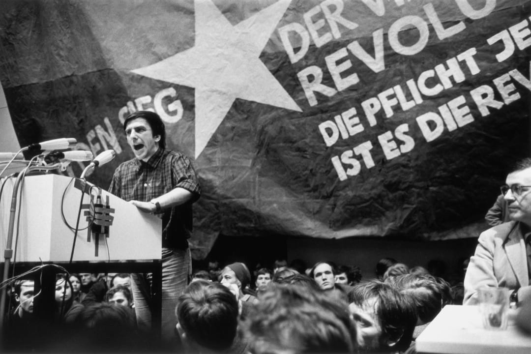 2月17日,德國西柏林,德國社會主義學生會在工業大學舉辦國際反越戰爭代表大會,學生領袖Rudi Dutschke在台上發言。