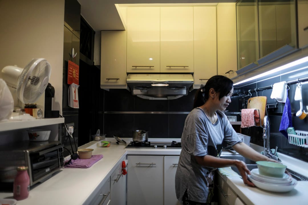 印尼籍家佣Tini来港工作才数月，每逢假日都会与同乡一起到铜锣湾或旺角逛街、到维园野餐，五一劳动节亦如是。晚上回家后，为雇主煮饭做家务。