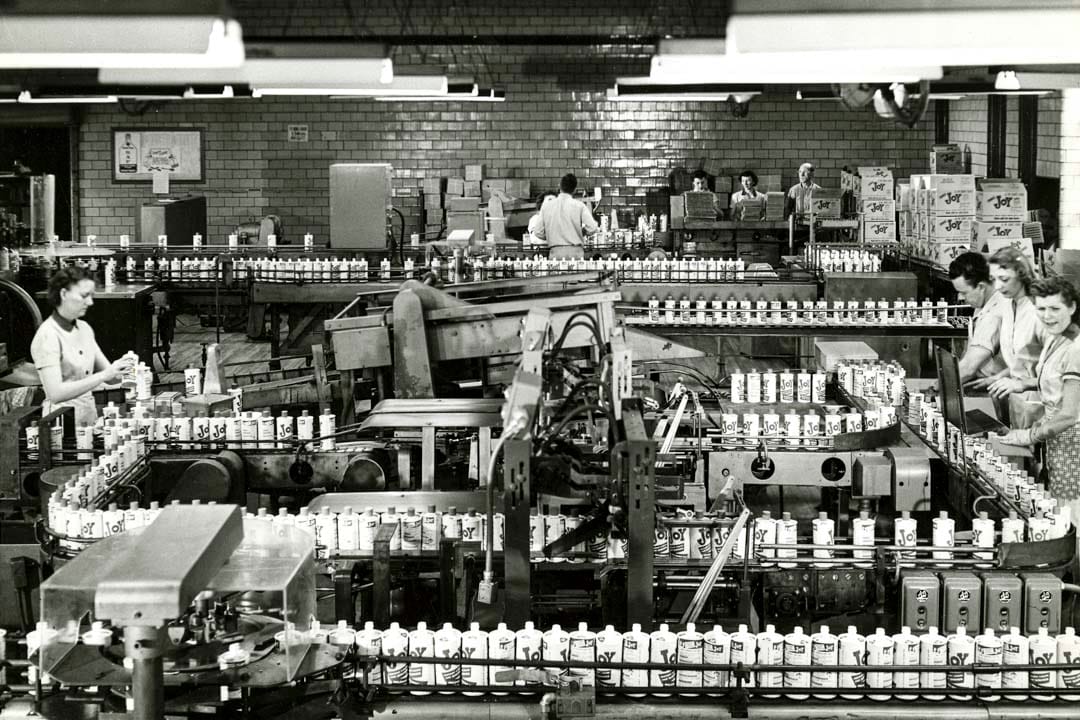 在20世紀的時候，社會能提供大量安定的工作予教育程度低的男性勞工。這些教育程度低的工人有較安定的工作，並有着傳統的家庭結構和工會成員身份，這一切會導致「政治安定化」。