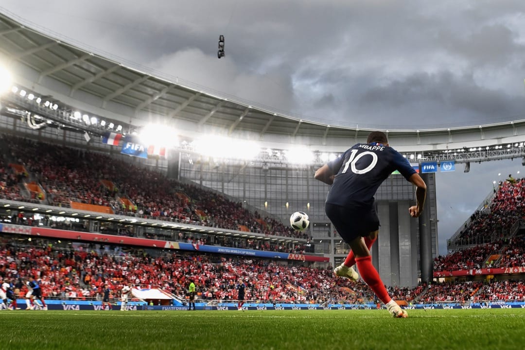 2018年6月21日，叶卡捷琳堡中央体育场上演世界杯C组法国对秘鲁的赛事，法国队球员麦巴比开出角球。