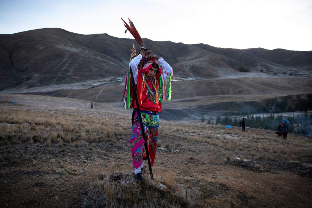 雪星節的最後一天，有參加者穿起傳統服裝等待日出的一刻。