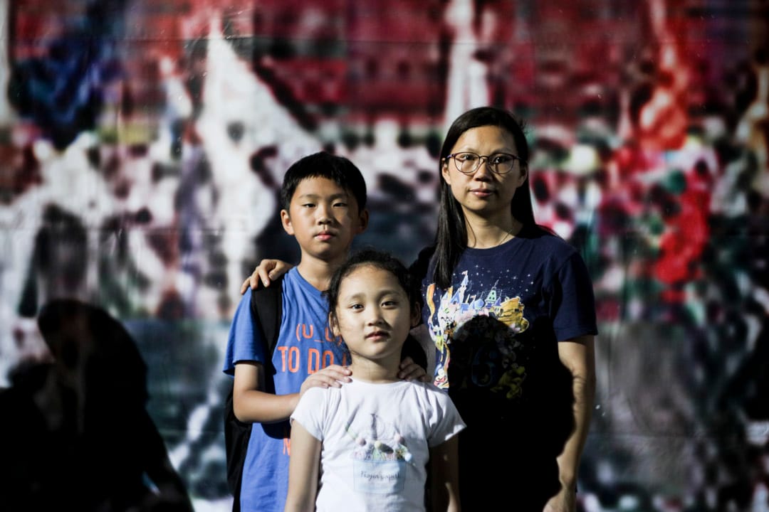 黄太,38岁,和子女一同参与集会。